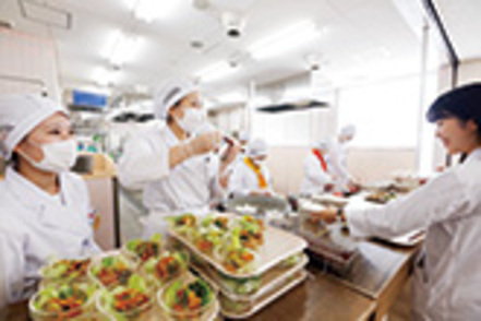 東京家政大学 実験施設や設備を思う存分に活用し、実践的にさまざまな角度から専門知識を身につけます