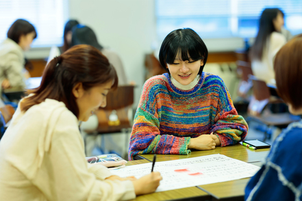 東洋英和女学院大学 幅広い視点から人のこころや行動を理解し、他者に寄り添う力をつける。