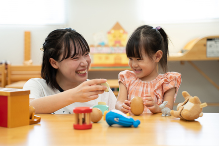 姫路大学 保育園や幼稚園で実際に使用するおもちゃ、人形なども実習で制作できて楽しい!