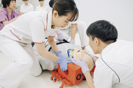 人間環境大学 実習では経験できないあらゆる臨床現場を想定した最新の設備で、高度な看護技術を習得。対処能力や技術・チーム医療を身につける