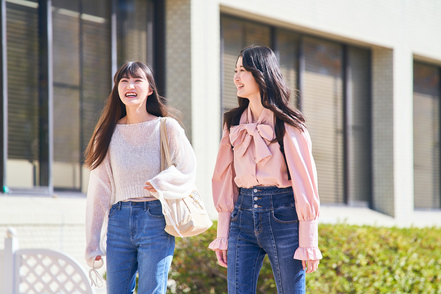 人間環境大学 松山道後キャンパスは、中四国屈指の文教地区に位置し、伊予鉄道「赤十字病院前駅」から徒歩5分(自転車・バイク通学可)