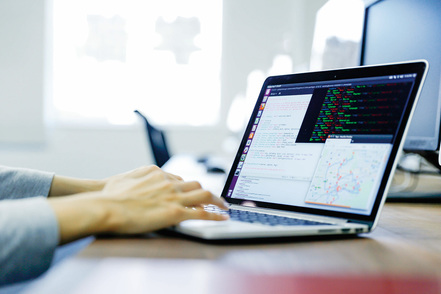 静岡理工科大学 世界標準の学習支援ツール（MATLAB）を活用し、情報数理やデータへのアプローチ方法などの情報基盤を実践的に学習していきます