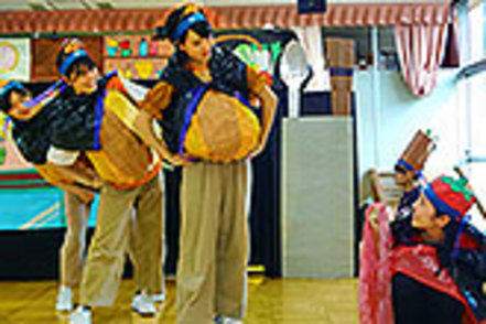 金沢星稜大学 地元の幼稚園に行きオペレッタを披露するなど、こどもたちと交流します