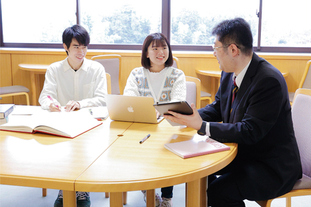 静岡英和学院大学 学生一人ひとりの個性と理解度を把握し、きめ細やかな指導を基本とし、いつでも「相談できる。頼れる。」環境が整っています。