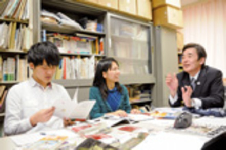 志學館大学 NHK大河ドラマ「西郷どん」の時代考証を担当していた原口泉教授(人間文化学科所属)のゼミ風景