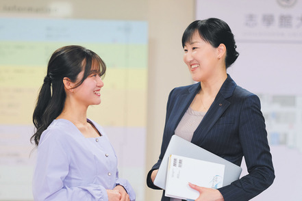 志學館大学 質問しやすさは、志學館大学の伝統。教員との距離が近い少人数制。「顔の見える」手厚いサポートが成長を支える