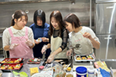 藤女子大学 ［食環境マネジメント学科］企業と協力し開発を進めている「健康弁当」の、商品提案プレゼンテーションに向けた準備の様子。