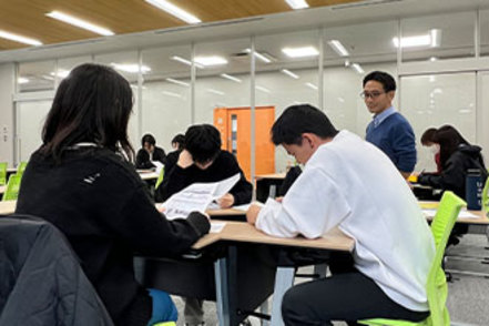 花園大学 少人数のグループは10名程度で、仲間と協力して学びを深めていきます