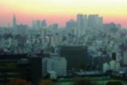 学習院大学 法学部・経済学部研究棟(東2号館)からの眺め。夕暮れの新宿新都心が見渡せます。