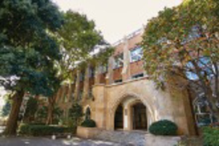 学習院大学 昭和初期の風格ある西1号館。国登録有形文化財に登録されており、「歴史」とマルチメディア等の最新設備が調和する建物。