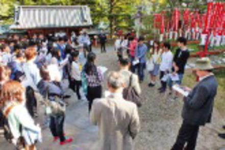 学習院大学 史学科の特色のひとつが学生と教員との距離の近さ。毎年5月に実施される1年生と教員全員参加の研修旅行で親睦を深めます。