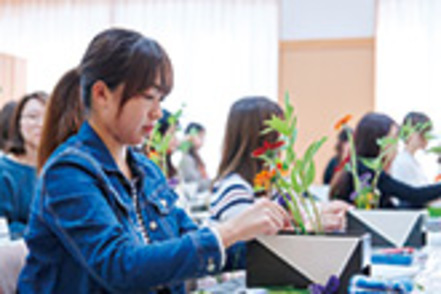 学習院大学 書道、華道、茶道、香道、有職故実の５つの伝統文化演習を開講。日本の伝統文化について、実技と知識の両面から理解を深めます。