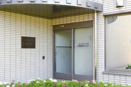 京都文教大学 学内にあるカウンセリングセンター「心理臨床センター」をはじめ、実験室や面談室など心理学を実践的に学べる設備・施設が充実