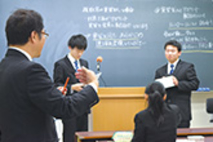 京都文教大学 京都府南部地域の中小企業と連携し、企業見学やインターンシップが充実。経営者の思いを直接聞ける機会も。