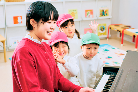 京都光華大学 4年間を通して、同一敷地内にある併設幼稚園・小学校にて演習を実施。交流経験を積むことで、現場で通用する力を身につけます。