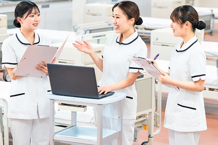 京都光華大学 看護学科では、医療・リハビリ等保健専門職養成を通じ、多職種連携教育を実施し、チーム医療や地域包括ケアで対応力を養います。