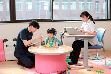 京都光華大学 言語聴覚専攻では、併設の光華幼稚園・光華小学校で子どもの言語能力の発達をリアルに学ぶことができます。