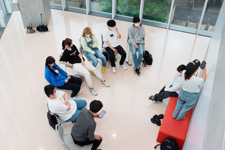 高千穂大学 齋藤元紀ゼミは定期的に哲学カフェ（パイデイア）を企画・運営しています。在学生のみならず一般の方々も参加しています