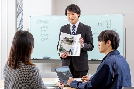 四日市大学 【経営戦略専攻】地域経済界とのネットワークを活かしたカリキュラムで、経営やビジネスの実践的な知識とスキルを修得します。