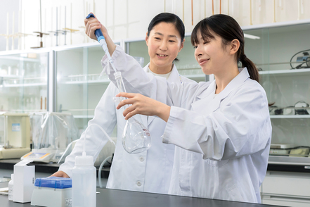 四日市大学 【環境科学専攻】環境に関する専門知識・技術を体系的に修得するため、実験や分析に加え、フィールドワークで学びます。