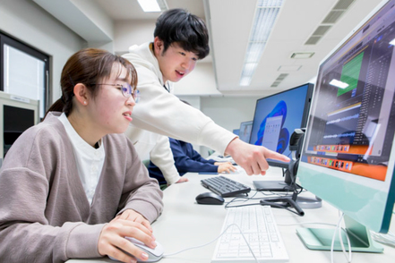 四日市大学 【環境情報学部】地域の豊かな環境を守り、メディア情報技術で社会の発展に貢献する未来のリーダーを育成します。