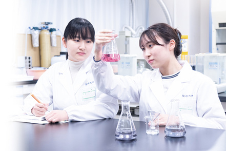 聖徳大学 実習や実験を通して、具体的な知識を学び、即戦力となる力を身につけます。