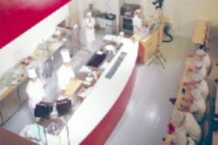 聖徳大学 教壇で調理可能な「キッチンスタジオ」。一流の料理人を客員教授として招き、実演指導します。