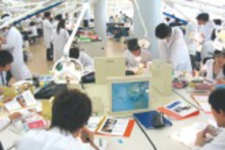 朝日大学 丁寧かつ正確に技術を身につける「臨床系第2実習室」