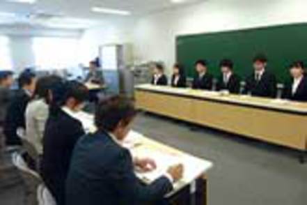 帝塚山大学 「教職支援センター」では教職経験者のアドバイザーと専任教員が採用試験対策やガイダンスを実施し、個別にサポートする