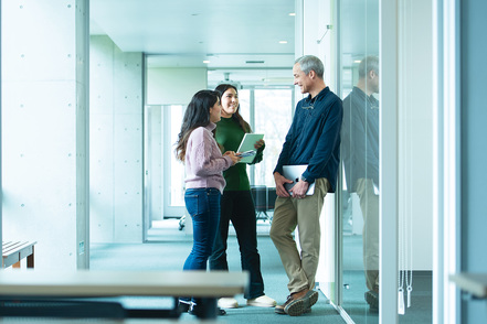 武蔵大学 「グローバルスタディーズ専攻」は専任教員の70%が外国籍です。英語と異文化体験を通してグローバル社会を生きる力を育てます。