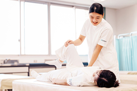 明治国際医療大学 柔道整復学科では、スポーツ医療に特化したカリキュラムで、外傷ケアの知識と技術をより深く学びます