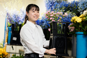 生花祭壇制作として働く山崎　叶恵さん
