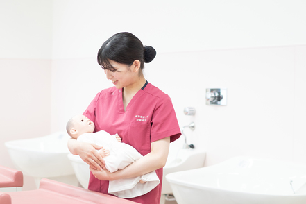 新潟青陵大学 助産師の定員は全国トップクラスの12名、国家試験合格率も7年連続100％を達成。就職率も100％。高い実績を誇ります