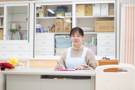 新潟青陵大学 養護教諭の定員に人数制限はありません（全国でも少数）。教員採用試験対策も万全で、充実した学びで実践力を身につけます