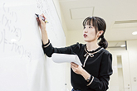 創価大学 少人数でハイレベルな経済理論を学ぶ選抜型プログラムでは、少数の選抜メンバーで切磋琢磨しながら、経済学の知見を深めます