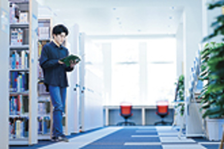 創価大学 看護学部棟は、学部専用の建物となっており、白樺図書館や、高機能シミュレータがあるスキルスラボを含む4つの実習室を完備