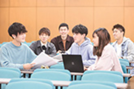 創価大学 法学部を3年早期卒業、法科大学院に進学し、学部入学から5年目に司法試験を受験できる法曹コース(連携法曹基礎課程)を用意