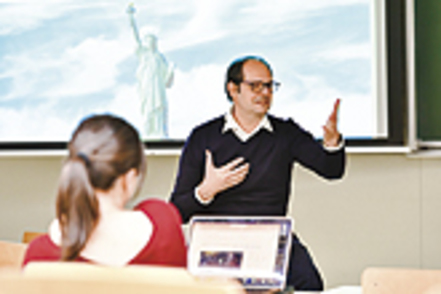 創価大学 学部授業はすべて英語で実施し、高度な英語運用能力を習得します。少人数のアクティブ・ラーニング型授業も採用しています