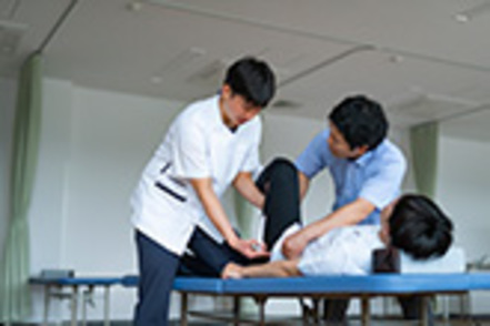 北陸大学 2023年4月、理学療法学科を開設。最先端の機器を備えた新校舎で学び、チーム医療に貢献できる理学療法士をめざす。