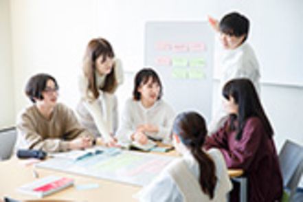 北陸大学 “社会人のための5教科”の経済・経営・法律・会計・ITを1年次から学び、現代社会で必要とされる知識とスキルを修得する。