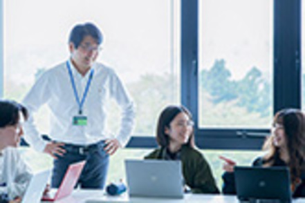 北陸大学 2024年4月、経済学科を開設。2学科体制に進化し、多様化・複雑化する社会に価値を創造できる人材を養成する。