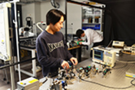 玉川大学 【先端研究に触れる】本学脳科学研究所、量子情報科学研究所と連携し、脳科学や人工知能、量子情報の基礎を学ぶことができます。