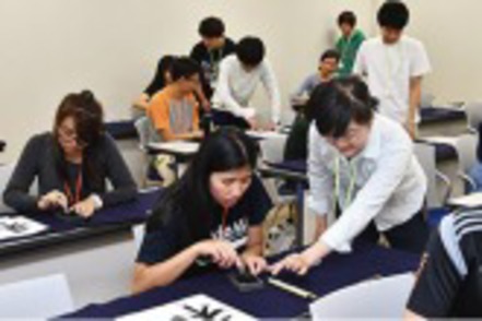 玉川大学 【国際交流プログラム】シンガポール国立大学の研修生の日本文化体験をサポート