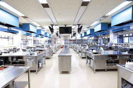 日本栄養大学 4つの調理施設と6つの実験施設で技術と知識を確かなものに