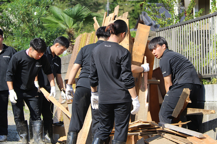 東日本国際大学 災害復旧、地域清掃、イベント運営、警察少年補導員など多様なボランティア活動を通して、「自ら成長させる」機会があります。