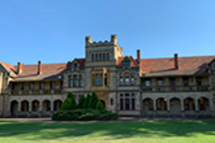 神戸親和大学 1年間の長期留学では、リーディング・リスニングを学習し、論理的に書く・話すスキルを身につけます。