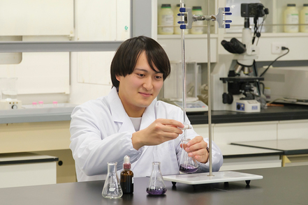 四国大学 健康栄養学科では、管理栄養士の多様なニーズに対応するため、スポーツ栄養や食品開発に関するコース別科目を展開しています