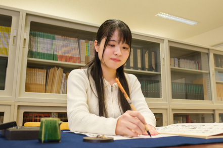 四国大学 書道文化学科では、「書道」を探究すればするほどに、無限に広がる「書の世界」があり、専門性を高めることができます