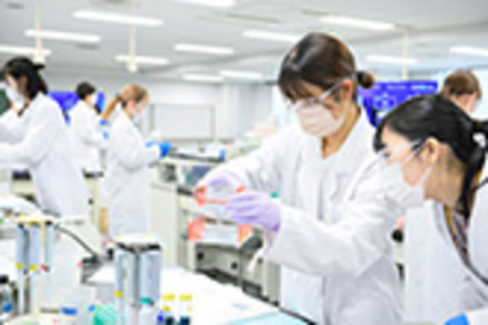 星薬科大学 1年前期から実習がスタート。1・2年次に実験のマナーや実習の基礎を身につけます