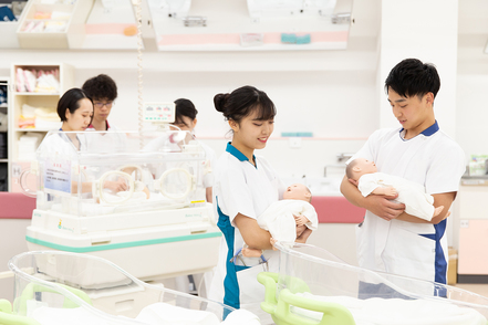 中部学院大学 基礎看護はもちろん、小児看護、在宅看護など、今求められる時代の中での看護技術を磨いていきます